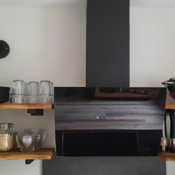Kundenprojekt: Küchenregale aus Eichenbohlen!